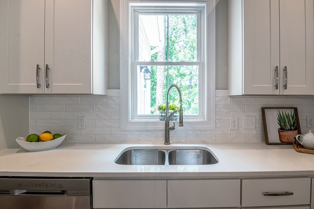 dapur kecil minimalis dengan jendela di depan sink